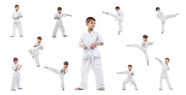 Полноразмерный портрет маленького мальчика, мотивированного спортсмена в белом кимоно тренировки изолированы на белом фоне. Коллаж — стоковое фото