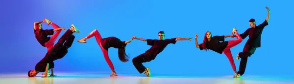 Κολάζ. Νεαρό ενεργό ζευγάρι, αγόρι και κορίτσι χορεύουν contrap, χιπ χοπ απομονωμένο πάνω από το μπλε στούντιο backgroung στο νέον — Φωτογραφία Αρχείου