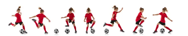 Ολόκληρο πορτρέτο μικρού κοριτσιού, παιδιού, προπόνησης, να παίζει ποδόσφαιρο απομονωμένο σε λευκό φόντο. Κολάζ — Φωτογραφία Αρχείου