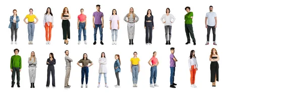 Kollázs különböző emberek, férfiak és nők, különböző korú alkalmi ruha áll két sorban elszigetelt fehér háttér — Stock Fotó
