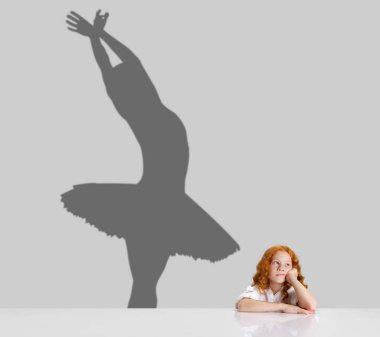 Tatlı çocuk, küçük kız geleceğin ünlü balerini hayal ediyor.