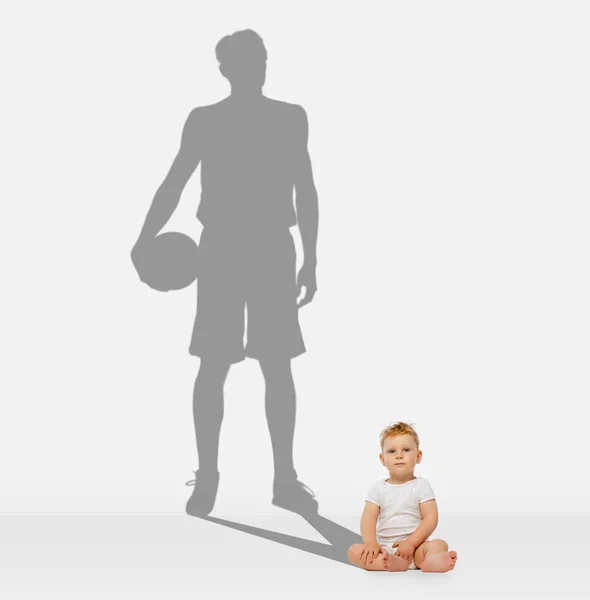 小さな男の子,子供でおむつの夢の中で有名な未来のバスケットボール選手 — ストック写真