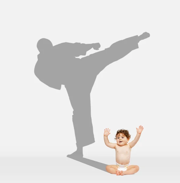 Маленький веселий хлопчик у підгузниках мріє стати професійним бойовим мистецтвом — стокове фото