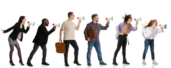 Collage. Des hommes d'affaires, des employés, des employés de bureau criant dans un mégaphone isolé sur fond de studio blanc — Photo