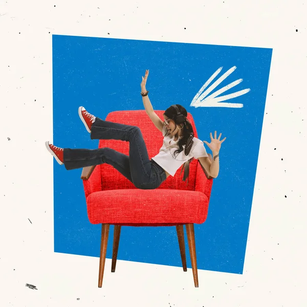 Kreatív tervezés. Fiatal gyönyörű nő elegáns ruha ül vintage piros szék — Stock Fotó