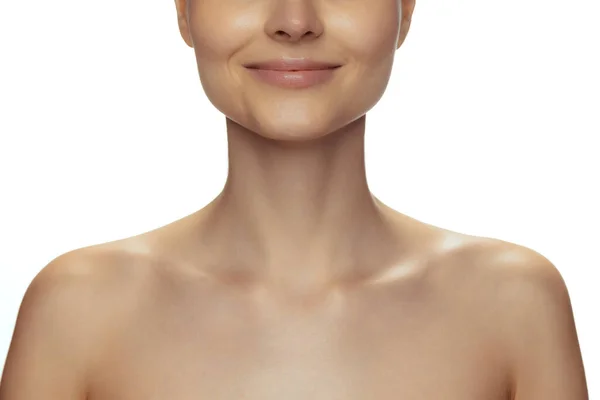 흰 스튜디오 배경 위에 고립되어 있는 아름다운 여성의 얼굴, 목 및 쇄골의 모습. — 스톡 사진