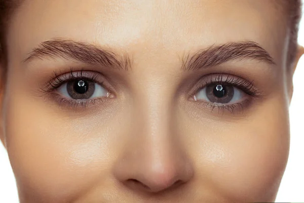 Imagen de cerca recortada de hermosos ojos femeninos, piel lisa perfecta, maquillaje natural —  Fotos de Stock