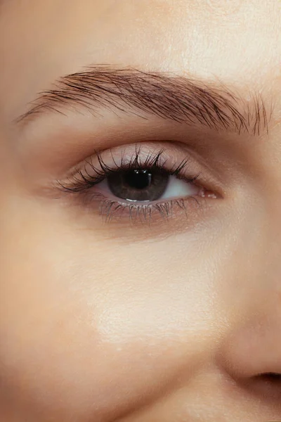 Retrato de primer plano recortado de hermoso ojo marrón femenino mirando a la cámara — Foto de Stock