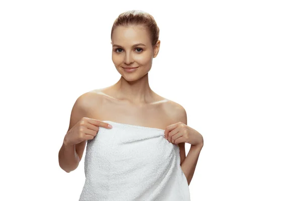 Μισού μήκους πορτρέτο της νεαρής όμορφης γυναίκας με πετσέτα μπάνιου που ποζάρει απομονωμένη σε λευκό φόντο στούντιο — Φωτογραφία Αρχείου