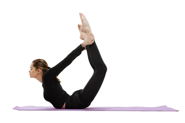 Ritratto di giovane donna sportiva in tuta da ginnastica nera, facendo esercizi di stretching isolati su sfondo bianco — Foto Stock