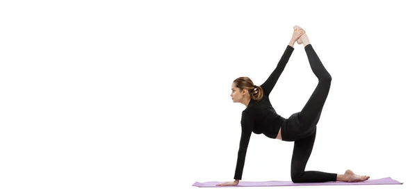 Portrét mladé sportovní dívky dělá jógu a strečink cvičení izolované přes bílé studio pozadí. Oznámení — Stock fotografie