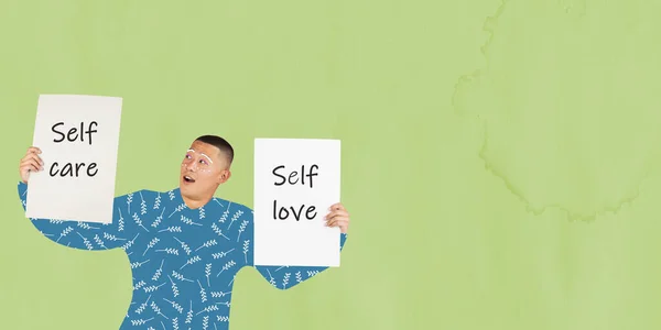 Kolaż sztuki współczesnej. Młody mężczyzna z papierowym plakatem wykrzykującym miłość do siebie i samoopiekę odizolowany na zielonym tle — Zdjęcie stockowe