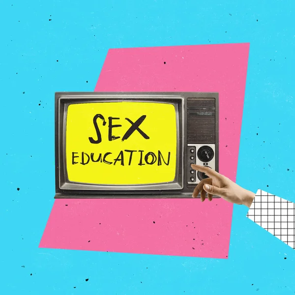 Колаж сучасного мистецтва. Ретро ТБ дає переклад про сексуальну освіту ізольований на рожевому і синьому фоні. — стокове фото