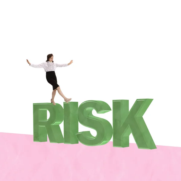 Collage de arte contemporáneo. Mujer ambiciosa y motivada, empleado, gerente de oficina caminando, equilibrando las letras de riesgo que simbolizan el crecimiento — Foto de Stock