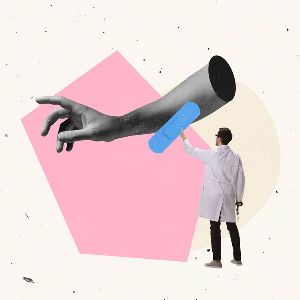 Collage de arte contemporáneo. Hombre, doctor poniendo yeso en la mano gigante. Tomar análisis de sangre para la encuesta corporal — Foto de Stock