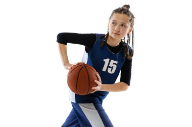 Hareket halindeki genç kız portresi, basketbolcu eğitimi beyaz stüdyo arka planında izole edilmiş.