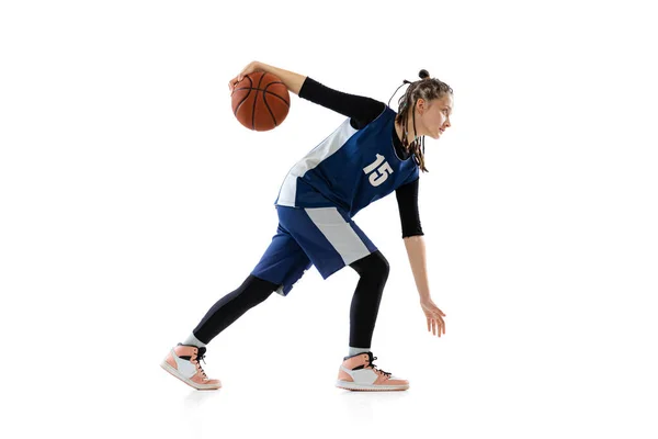 Πορτρέτο της έφηβης, μπασκετμπολίστας σε κίνηση, ντρίμπλα μπάλα απομονώνονται σε λευκό φόντο στούντιο. Πλευρική άποψη — Φωτογραφία Αρχείου