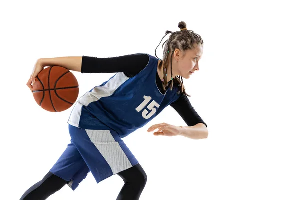 Genç bir kızın portresi, hareket halindeki basketbol oyuncusu, antrenman, ileri doğru giden top beyaz stüdyo arka planında izole edilmiş. — Stok fotoğraf