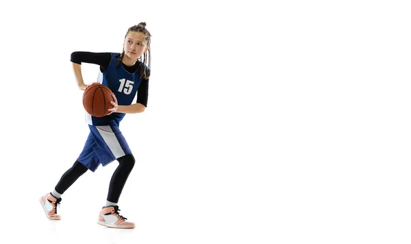 Hareket halindeki genç kız portresi, basketbolcu eğitimi beyaz stüdyo arka planında izole edilmiş. El ilanı — Stok fotoğraf