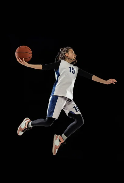 Δυναμικό πορτραίτο εφήβων κοριτσιών που ρίχνουν μπάλα στο καλάθι, μπασκετμπολίστας σε κίνηση, προπόνηση απομονωμένη σε μαύρο φόντο στούντιο — Φωτογραφία Αρχείου