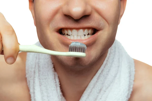 Cropped close-up image of man cleaning teeth with toothbrush isolated over white studio background — Fotografia de Stock
