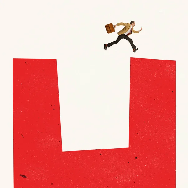 Коллаж современного искусства. Мотивированный работник, прыгающий через препятствие, символизирующее преодоление трудностей и проблем — стоковое фото