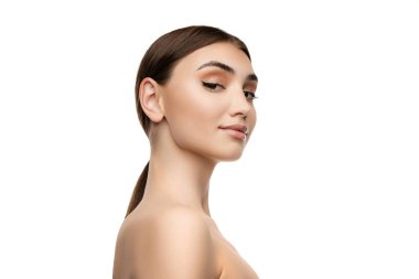 Beyaz stüdyo arka planında izole edilmiş at kuyruklu güzel bir kadının yan görünümü. Mükemmel yüz.