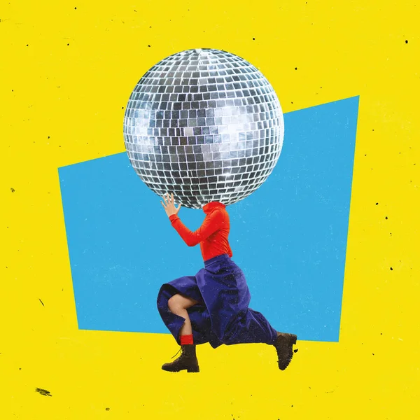 Çağdaş sanat kolajı. Sarı arka planda izole edilmiş retro disko topuyla dans eden kadın. Parti zamanı — Stok fotoğraf