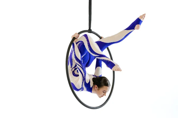 若い柔軟な女の子の肖像画、空気体操のフープに白いスタジオの背景に隔離された演奏。柔軟性 — ストック写真