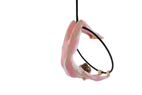 Портрет молодой спортивной девушки, воздушной гимнастки, выступающей на обруче на белом фоне студии. Качели