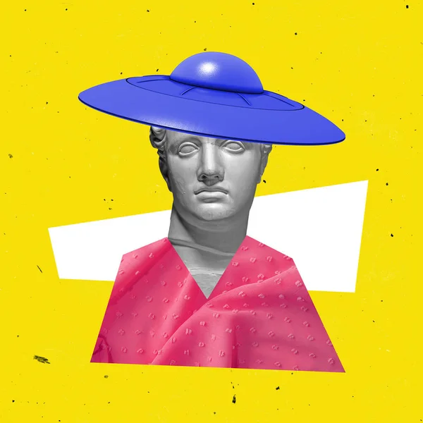 Collage d'art contemporain. Statue antique buste wearig UFO forme chapeau et chemisier rose isolé sur fond jaune — Photo