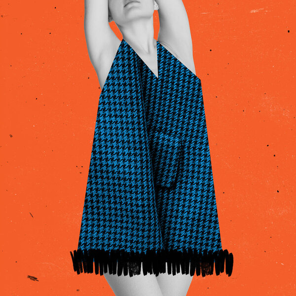 Коллаж современного искусства. Молодая женщина носит ткань из натурального материала, изолированного на оранжевом фоне. Нет синтетики