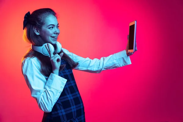 공식적 인 옷을 입은 학생, 웃고 있는 어린 소녀가 태블릿을 보고 있는 모습, 온라인 비디오 통화를 하고 있는 모습 — 스톡 사진