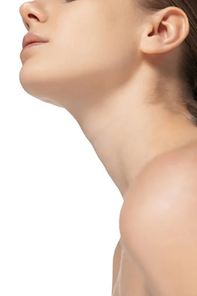 Ausgeschnittenes Bild des schönen weiblichen Gesichts und Halses isoliert über weißem Studiohintergrund. Kosmetische Behandlung der Haut — Stockfoto