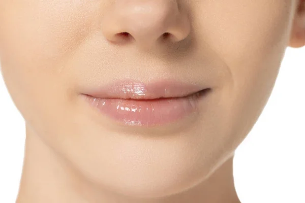 Gambar close-up dari bibir perempuan gemuk terisolasi di atas latar belakang putih. Cosmetology injection, lip augmentation — Stok Foto