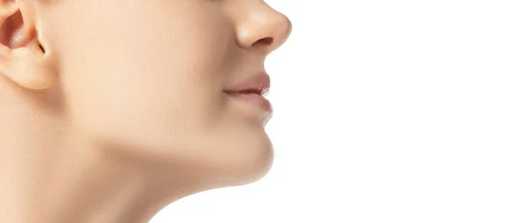 Обрізане зображення жіночого підборіддя, носа та щоки ізольовано на білому фоні студії. Ліфтинг — стокове фото
