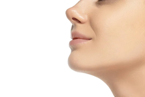 Imagen de vista lateral recortada de mentón, nariz y mejillas femeninas aisladas sobre fondo blanco del estudio. Elevación — Foto de Stock