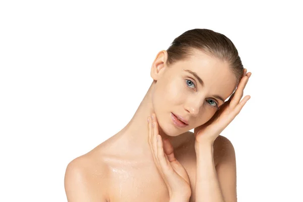 Porträtt av ung öm kvinna med ren slät hud, naken makeup poserar isolerad över vit studio bakgrund. Kosmetologiskt begrepp — Stockfoto