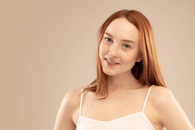 Gri stüdyo arkaplanından izole edilmiş güzel kızıl saçlı kızın portresi. Doğal güzellik kavramı, vücut ve cilt bakımı, sağlık, spa, sağlık, kozmetik, reklam