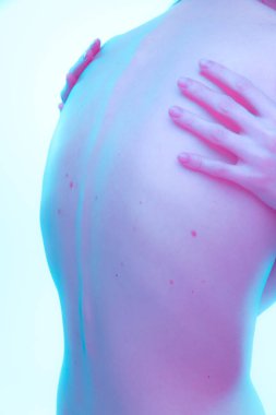 Mavi arka planda, neon ışıkta izole edilmiş dişilerin yakın plan görüntüsü. Vücut sanatı. Duygusallık. Doğal güzellik kavramı, vücut ve cilt bakımı, sağlık, spa, sağlık, kozmetik, reklam
