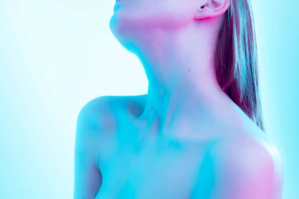 Ausgeschnittenes Bild Schlanker Weiblicher Schultern Schlüsselbein Isoliert Über Blauem Hintergrund — Stockfoto