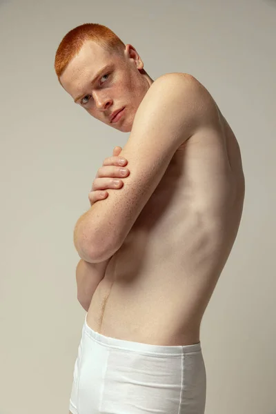 Halflegth Portret Van Knappe Jongeman Poseren Wit Ondergoed Geïsoleerd Grijze — Stockfoto