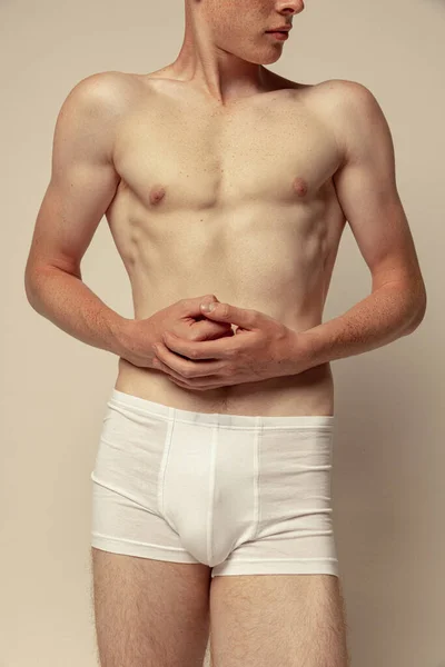 Beskuren Bild Muskulös Manlig Kropp Underkläder Isolerad Över Grå Studio — Stockfoto