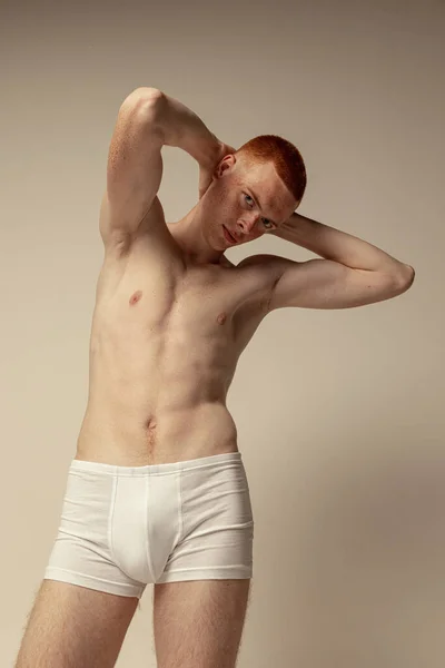Portrét Mladého Rusovlasého Pohledného Muže Pózujícího Bílém Spodním Prádle Izolovaném — Stock fotografie