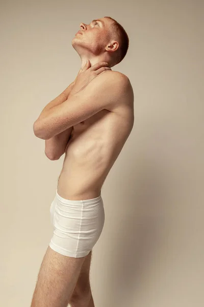 在灰色工作室背景下 年轻肌肉发达 身材雀斑 身穿内裤的男子画像 男性美 男性健康 自信的概念 — 图库照片