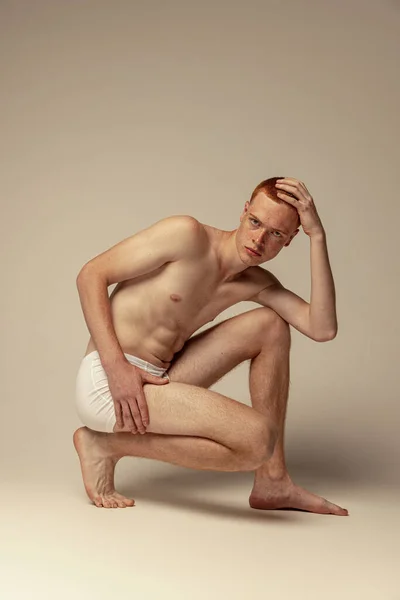Full Length Portret Van Jonge Knappe Man Poseren Shirtloos Ondergoed — Stockfoto