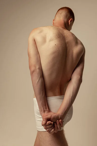 Μισού Μήκους Πορτραίτο Ενός Νεαρού Άνδρα Που Ποζάρει Γυμνός Εσώρουχα — Φωτογραφία Αρχείου