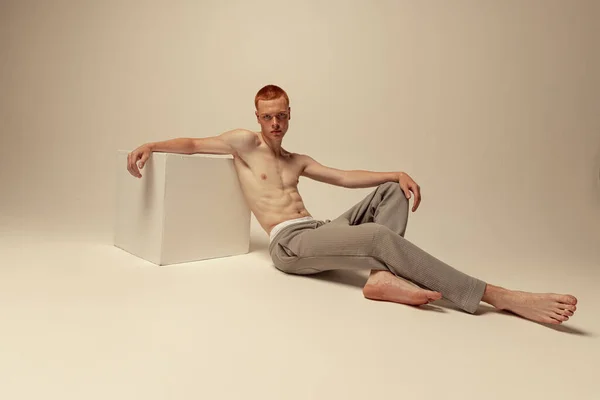 Retrato Jovem Bonito Ruivo Posando Sem Camisa Calças Isoladas Sobre — Fotografia de Stock
