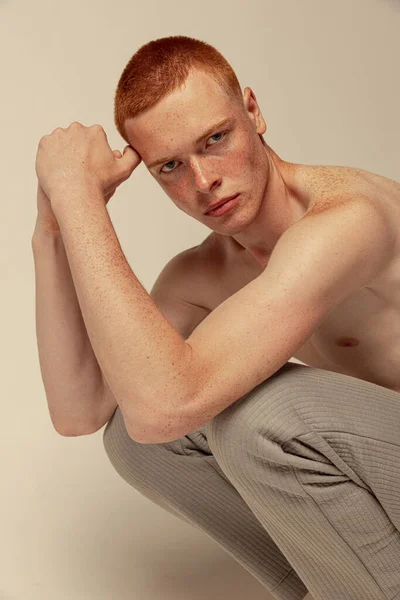 Portret Młodego Przystojnego Rudowłosego Mężczyzny Pozującego Bez Koszulki Spodniach Odizolowanych — Zdjęcie stockowe