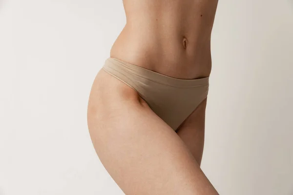 Deportivo Cuerpo Femenino Muscular Nalgas Ropa Interior Beige Posando Aislado — Foto de Stock